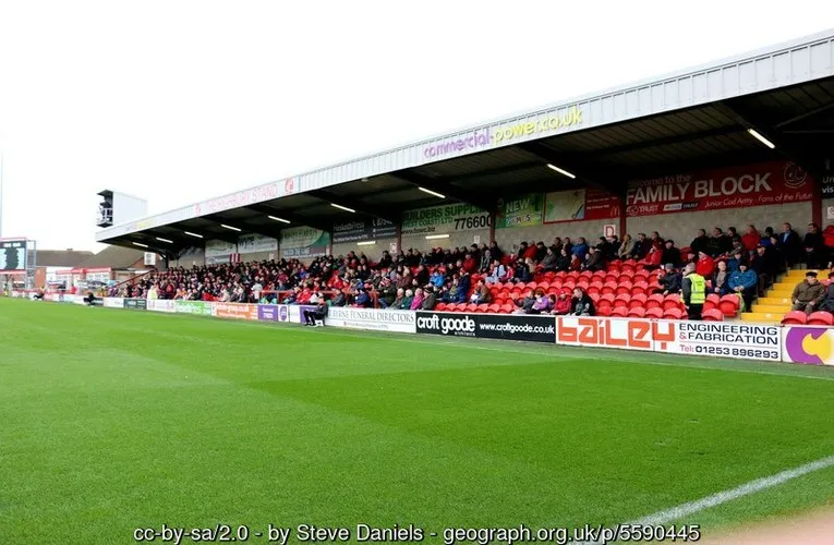 Khán đài Highbury Stand tại sân vận động Highbury, với sự kết hợp giữa ghế ngồi tạm thời và các cơ sở vật chất của câu lạc bộ Fleetwood Town.