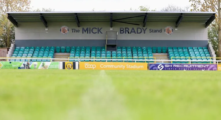 Khán đài Mick Brady Stand tại sân New Windmill Ground với các hàng ghế mới được bổ sung