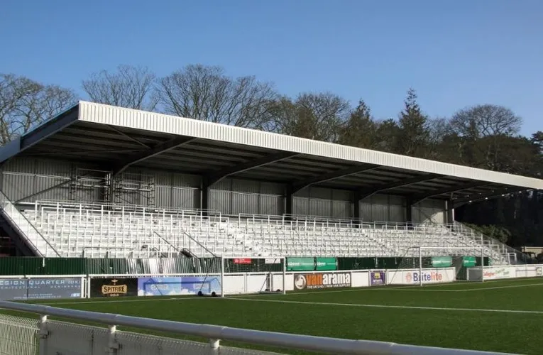 Khán đài mới phía sau khung thành tại Gallagher Stadium của CLB Maidstone United.