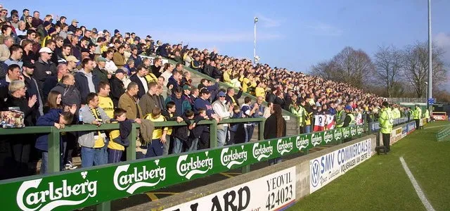 Khán đài Northern Terrace tại sân Huish Park, nơi cổ động viên Yeovil Town thường xuyên cháy hết mình