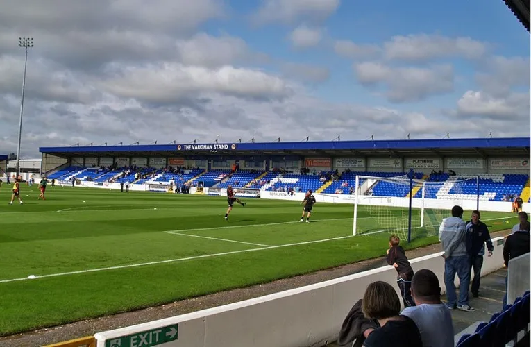 Khán đài Old Vaughan tại sân Deva Stadium, nơi các cổ động viên Chester FC từng đứng cổ vũ cuồng nhiệt.