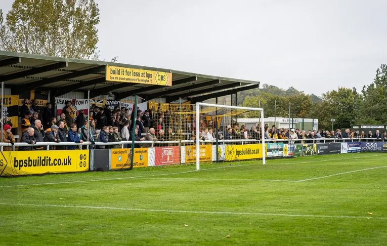 Khán đài phía sau cầu môn tại sân New Windmill Ground trong ngày diễn ra trận đấu của Leamington FC