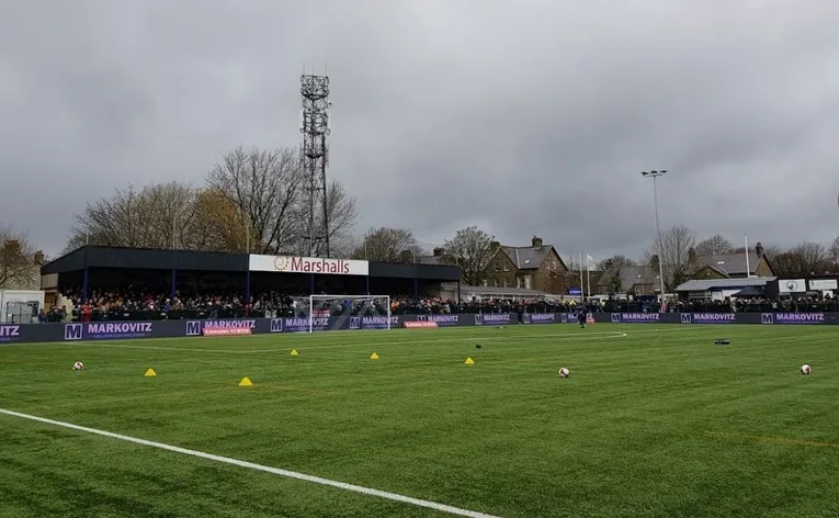 Khán đài Railway End có mái che tại sân Silverlands của Buxton FC