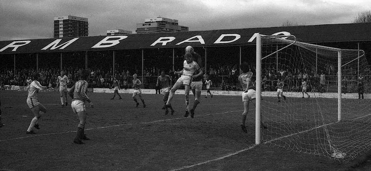 Khán đài sân Fellows Park vào năm 1982, sân nhà cũ của Walsall F.C. trước khi chuyển đến Bescot