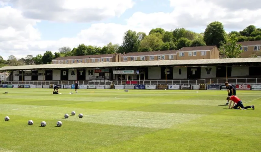 Khán đài The Popular Side tại sân Twerton Park, nơi cổ động viên Bath City cuồng nhiệt nhất