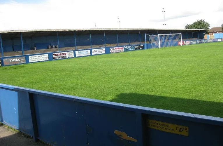 Khán đài West Stand hay còn gọi là 'The Shed', khu vực đứng có mái che cho fan cuồng nhiệt tại The Citadel Farsley Celtic