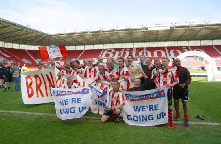 Khoảnh khắc ăn mừng thăng hạng của đội bóng Eastbourne Borough FC, đánh dấu cột mốc lịch sử.