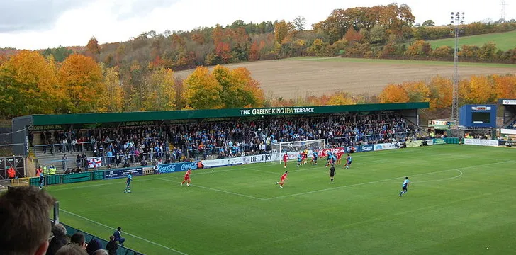 Khoảnh khắc trận đấu Wycombe Wanderers đối đầu Lincoln City tại Adams Park.