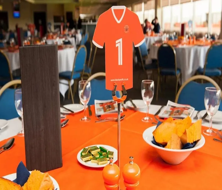 Không gian sang trọng bên trong khu vực VIP và dịch vụ khách sạn của sân Bloomfield Road