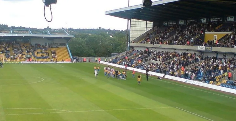 Không khí náo nhiệt tại sân vận động Field Mill vào một ngày diễn ra trận đấu của Mansfield Town.