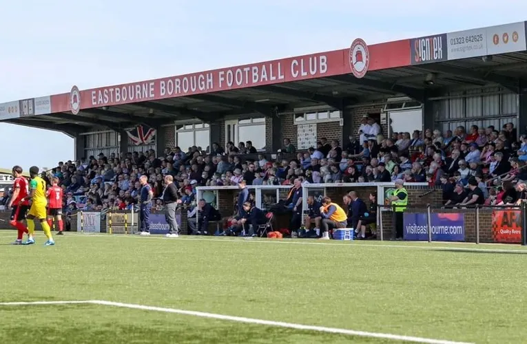 Không khí sân Priory Lane trong ngày diễn ra trận đấu của Eastbourne Borough FC.