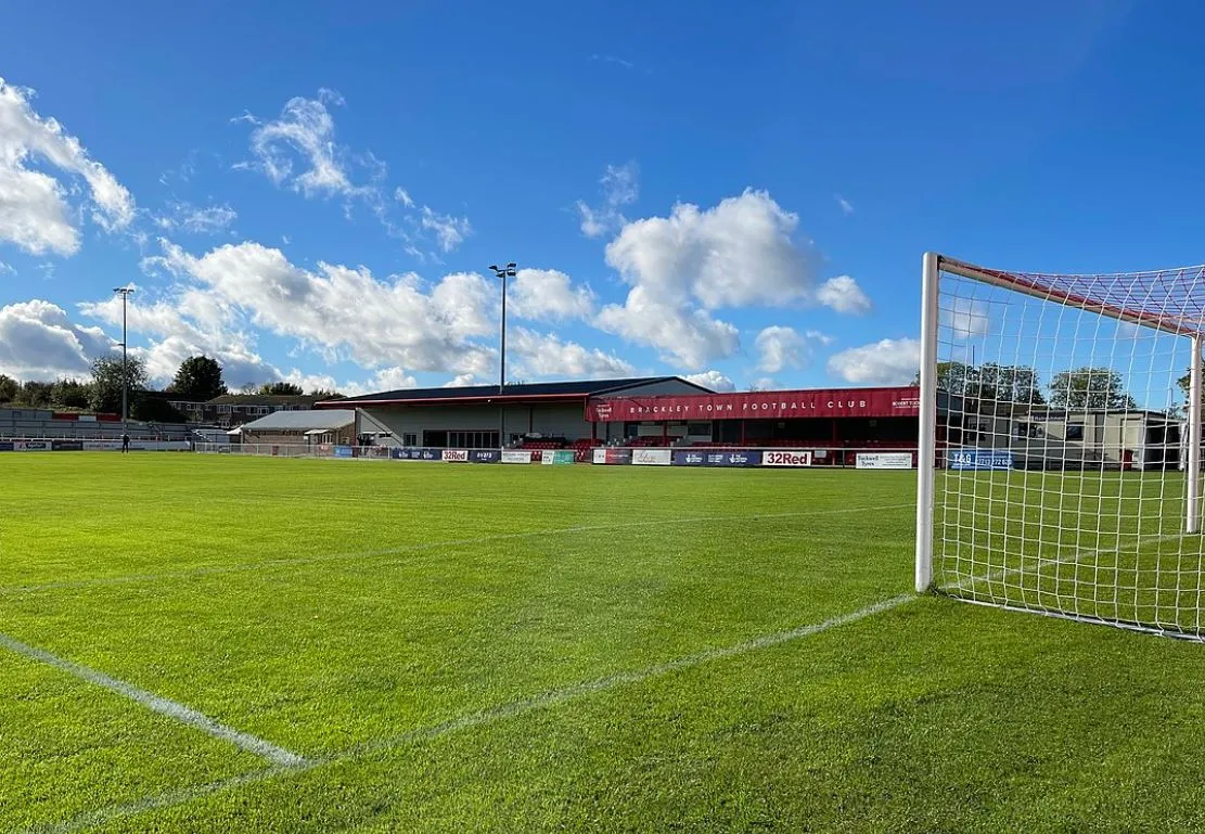 Khu khán đài chính của sân vận động St James Park Brackley nhìn cận cảnh