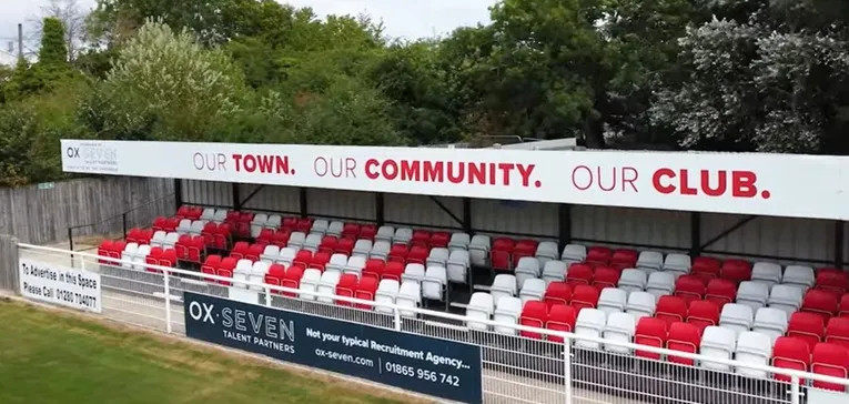 Khu khán đài có mái che tại sân St James Park của Brackley Town