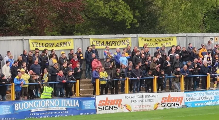 Khu khán đài đứng (terrace) đặc trưng tại sân Clarence Park của St Albans City FC