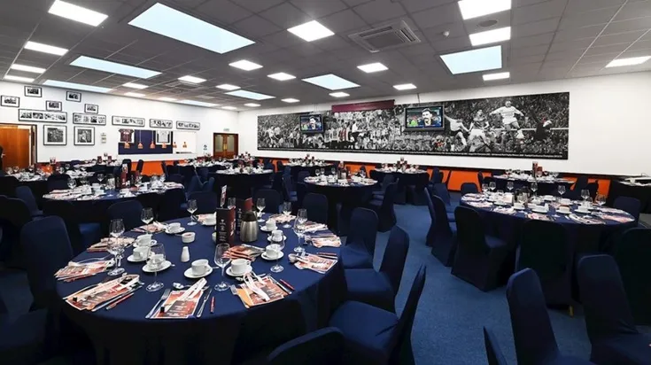 Khu vực dịch vụ đón tiếp khách VIP tại sân Kenilworth Road, trải nghiệm đẳng cấp dành cho các fan Luton Town.
