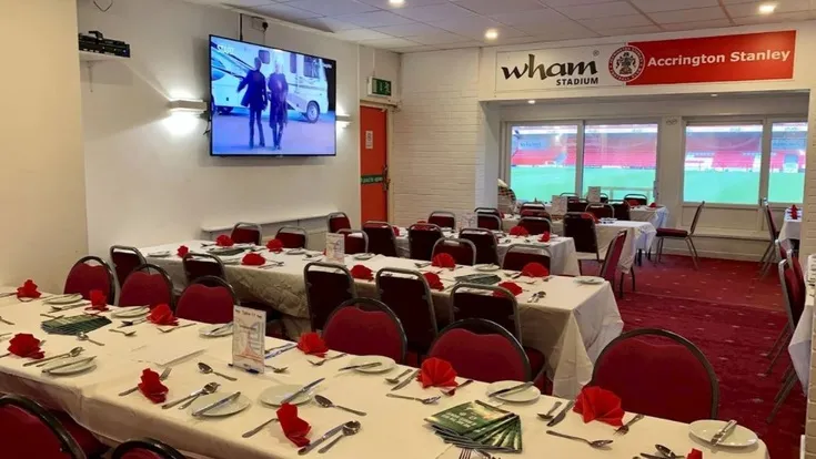 Khu vực dịch vụ hiếu khách (hospitality) sang trọng tại sân Crown Ground của Accrington Stanley