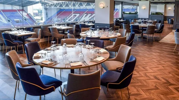 Khu vực khách sạn VIP tại sân vận động DW Stadium, nơi mang đến trải nghiệm sang trọng và độc đáo cho các trận đấu