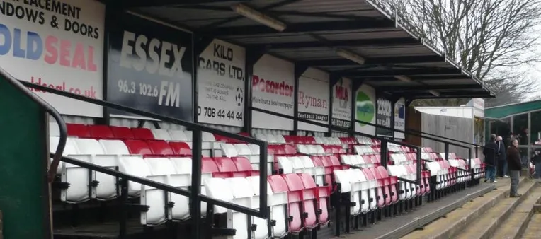 Khu vực khán đài có ghế ngồi tại sân Hornchurch FC dành cho người hâm mộ