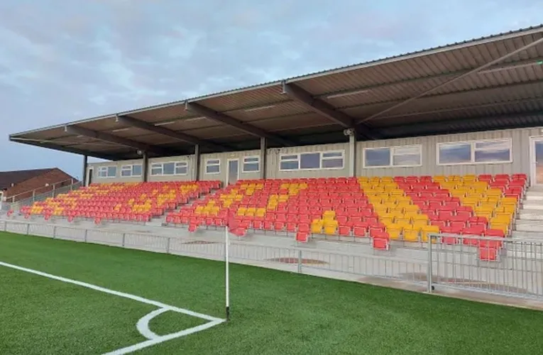 Khu vực khán đài có ghế ngồi tại sân Meadow Park, nơi fan Gloucester City có thể thoải mái theo dõi trận đấu.