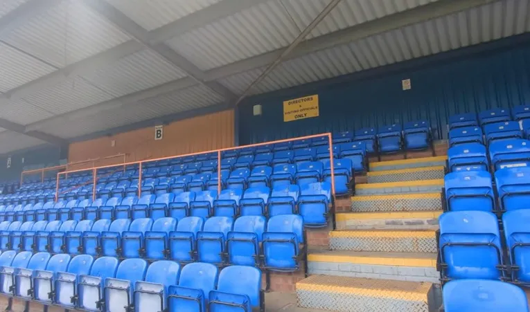 Khu vực khán đài có mái che tại sân Cressing Road, nơi fan Braintree Town cổ vũ