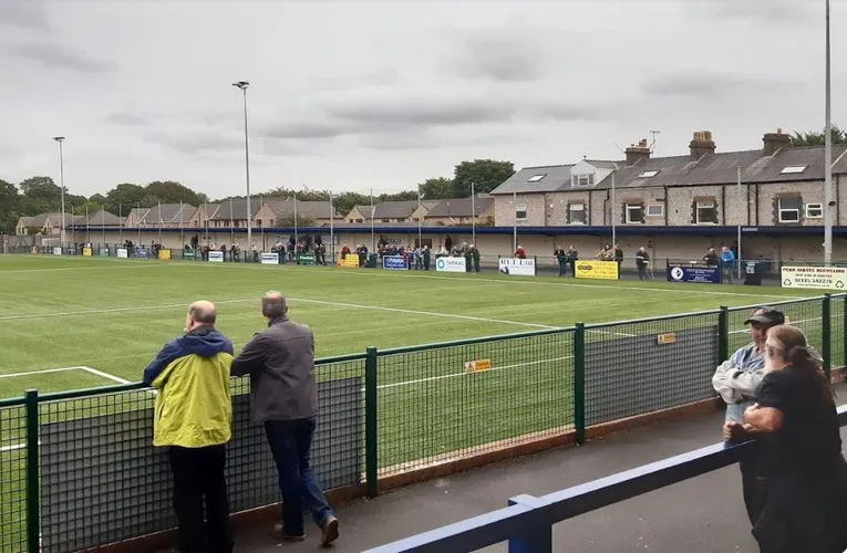 Khu vực khán đài đứng truyền thống (terraces) tại sân Silverlands Buxton