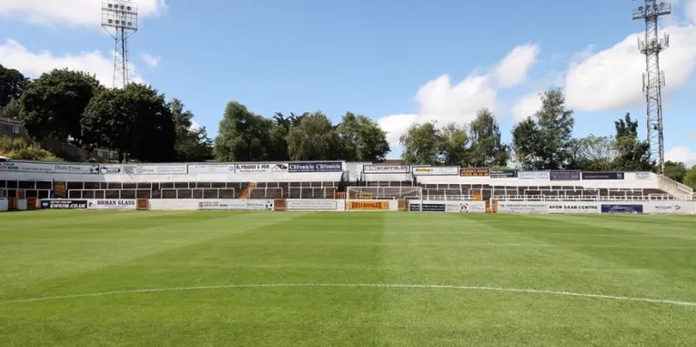 Khu vực khán đài The Bristol End dành cho cổ động viên đội khách tại Twerton Park