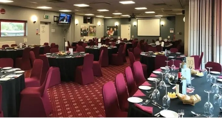 Khu vực Mayo Wynne Baxtor hospitality tại Broadfield Stadium, mang đến trải nghiệm đặc biệt cho fan Crawley Town