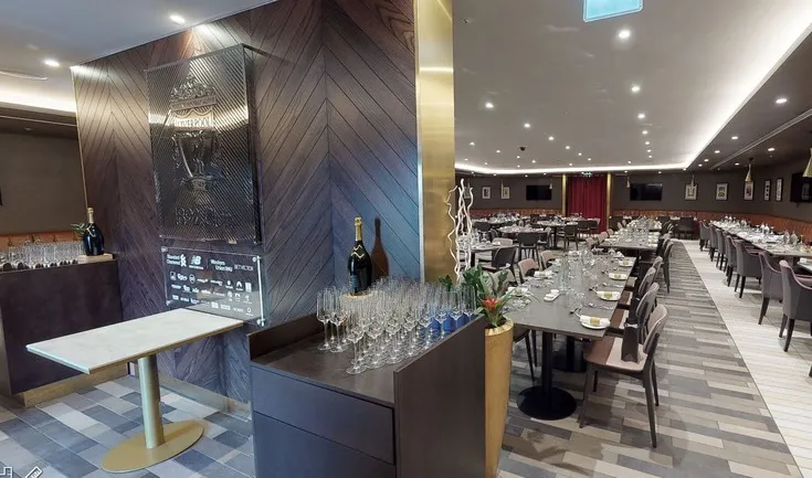 Khu vực trải nghiệm Hospitality sang trọng tại sân Anfield, mang đến dịch vụ cao cấp và tầm nhìn lý tưởng cho các trận đấu