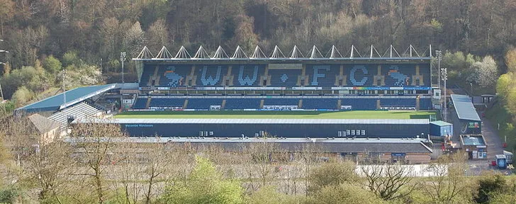 Khung cảnh bên trong sân Adams Park, sân nhà của câu lạc bộ Wycombe Wanderers.