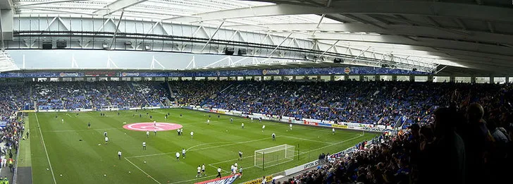 Khung cảnh bên trong sân King Power nhìn từ khán đài, nơi cổ động viên Leicester City cháy hết mình