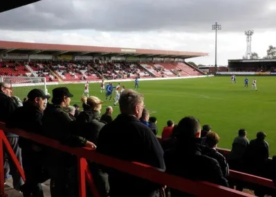 Khung cảnh khán đài đông đúc tại sân vận động Aggborough, sân nhà của Kidderminster Harriers