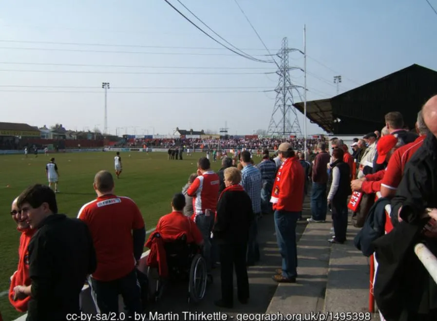 Khung cảnh khán đài sân Stonebridge Road trong một ngày thi đấu sôi động của Ebbsfleet United