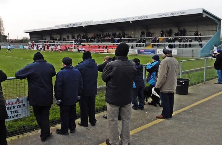 Khung cảnh khán đài tại Sân Optima Stadium trong một ngày thi đấu của Weston-super-Mare AFC, thể hiện không khí sôi động.