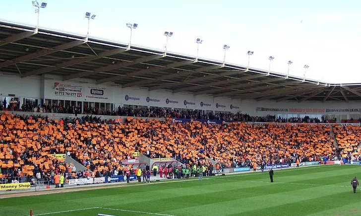 Khung cảnh khán đài West Stand tại sân Bloomfield Road, nơi có khu vực đường hầm cầu thủ