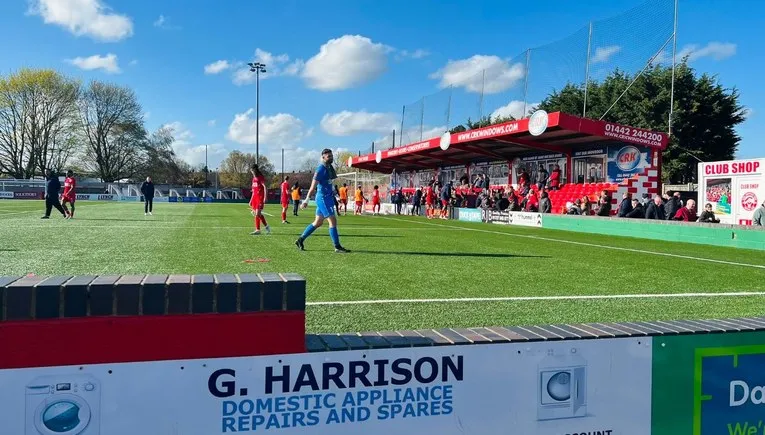 Khung cảnh ngày trận đấu tại sân Vauxhall Road của Hemel Hempstead Town FC, với khán đài và khung thành