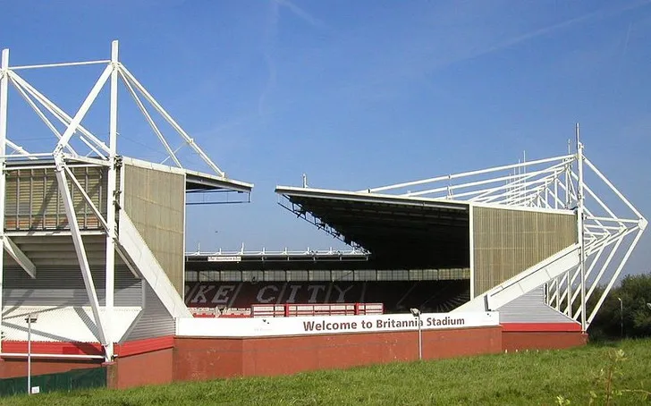 Khung cảnh phía sau khán đài sân Britannia Stadium (nay là Bet365 Stadium)
