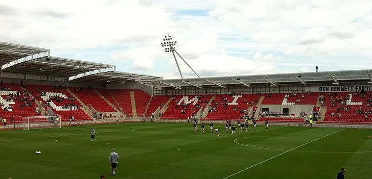 Khung cảnh sân bóng đá New York Stadium nhìn từ khán đài, chuẩn bị cho một trận cầu đỉnh cao