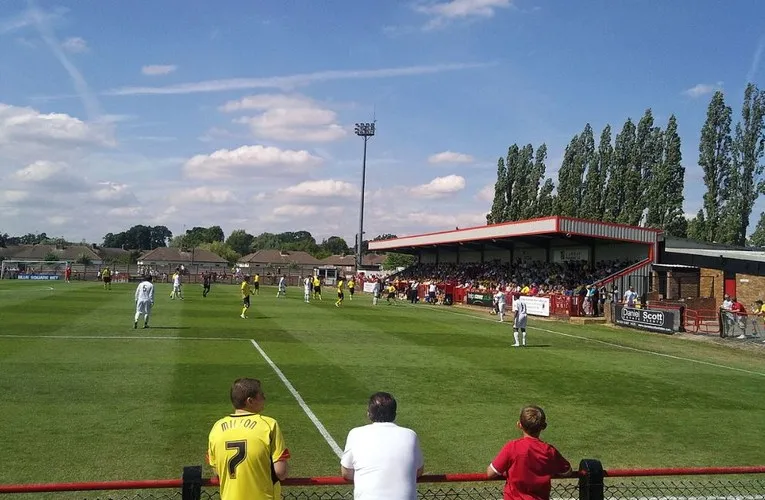 Khung cảnh sân Meadow Park trong một ngày thi đấu sôi động của Boreham Wood FC.