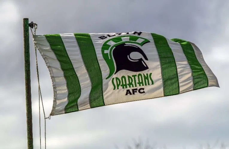 Lá cờ của Blyth Spartans tung bay kiêu hãnh trên sân Croft Park, thể hiện niềm tự hào và tinh thần của đội bóng &quot;Chiến binh xanh&quot;.