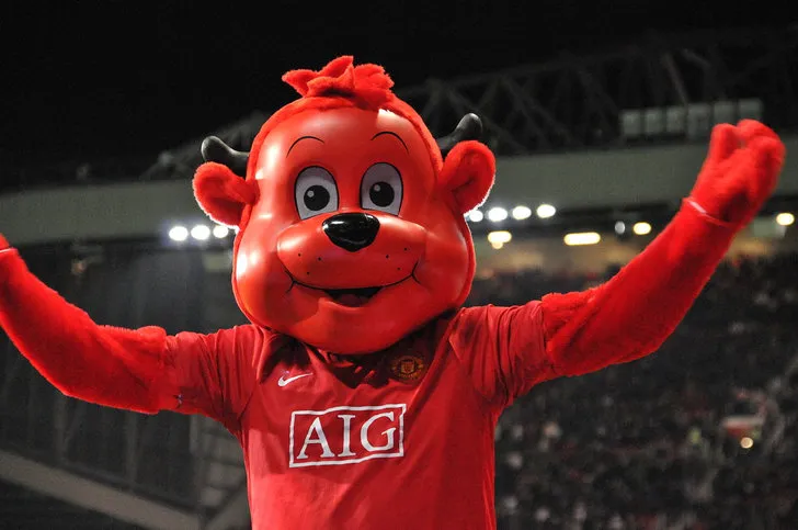 Linh vật Fred the Red thân thiện của Manchester United tại Old Trafford