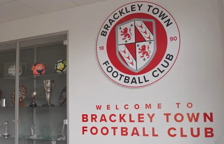 Logo và biểu tượng của câu lạc bộ bóng đá Brackley Town FC