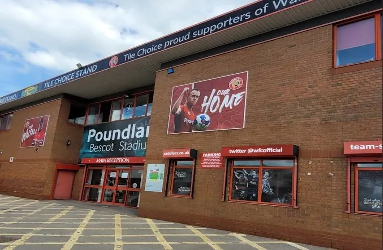 Lối vào chính của sân vận động Bescot, địa điểm thân thuộc với người hâm mộ Walsall