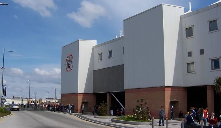 Lối vào chính của sân vận động Bloomfield Road, đón chào người hâm mộ Blackpool