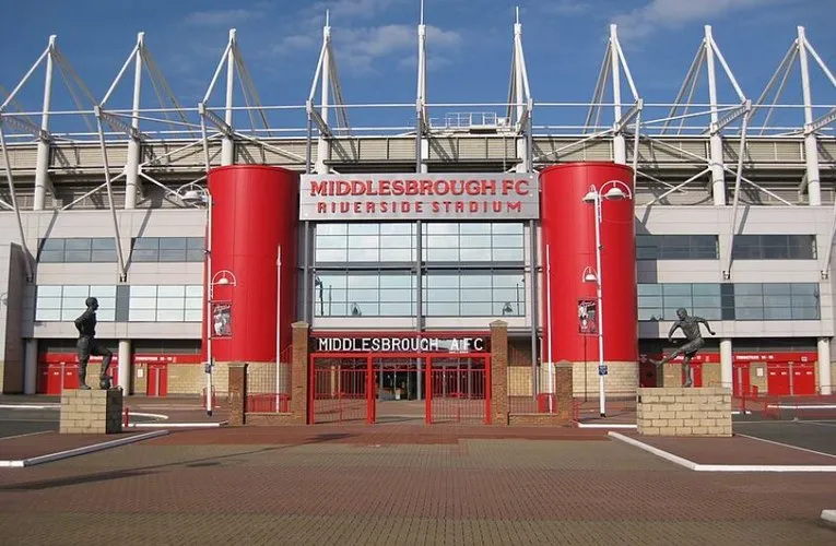 Lối vào chính hoành tráng của sân Riverside Stadium, chào đón người hâm mộ đến cổ vũ Middlesbrough.