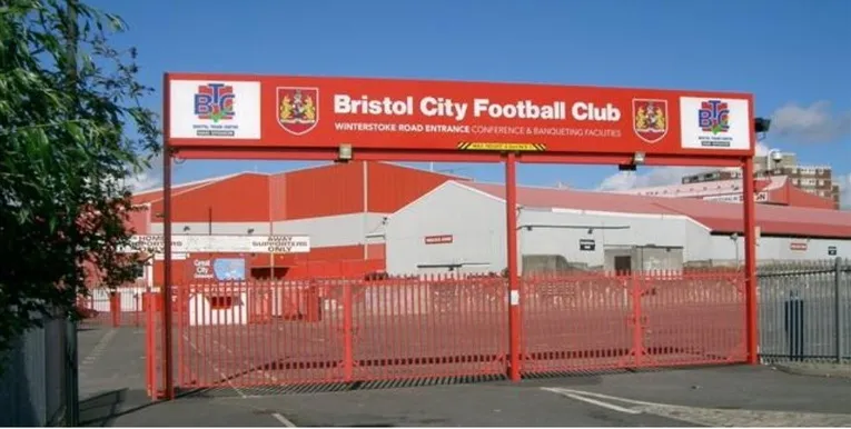 Lối vào chính hoành tráng của sân vận động Ashton Gate