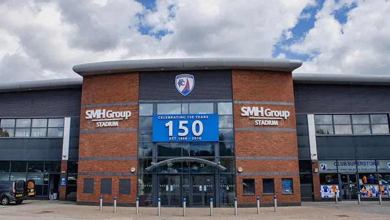 Lối vào chính hoành tráng của sân vận động SMH Group, điểm đến của người hâm mộ Chesterfield FC.