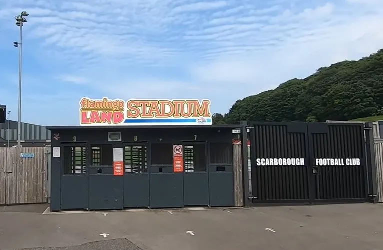 Lối vào chính sân vận động Flamingo Land, chào đón người hâm mộ Scarborough Athletic