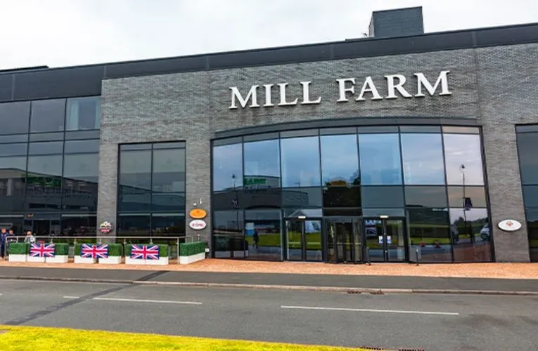 Lối vào chính Sân vận động Mill Farm Sports Village