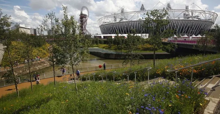 London Stadium nhìn từ khu vườn xanh mát bên ngoài