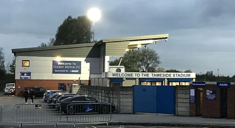 Mặt ngoài hiện đại của sân vận động Tameside, nơi Curzon Ashton FC thi đấu